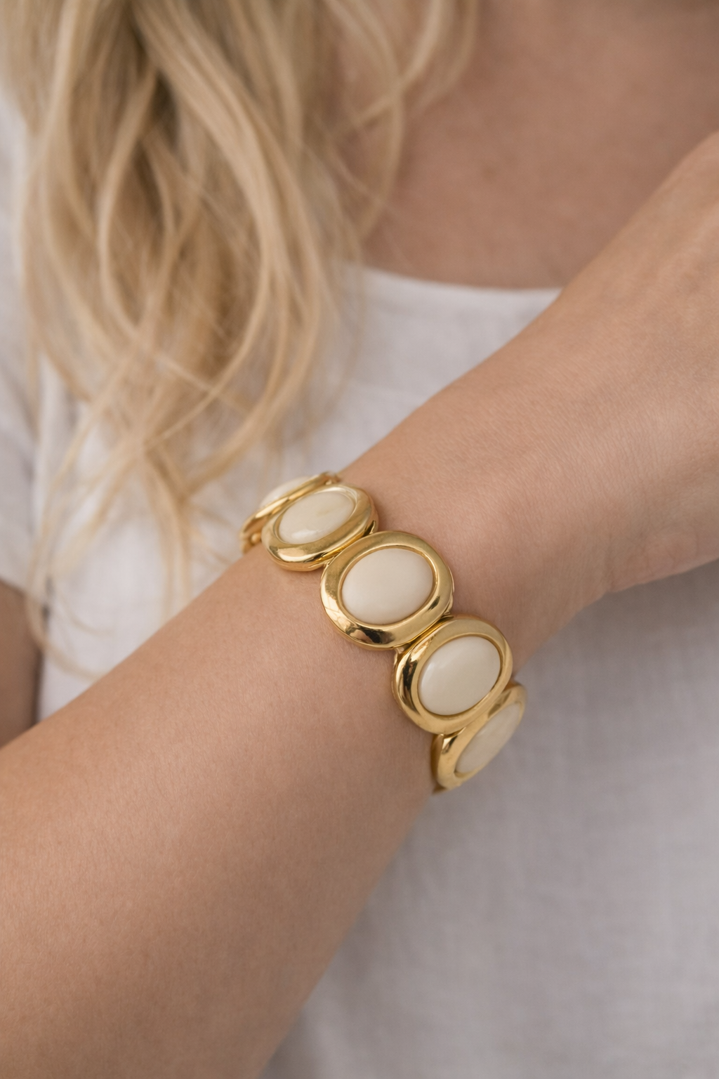 Bracelete Gold Oval com Pedras Brancas Maria Isis