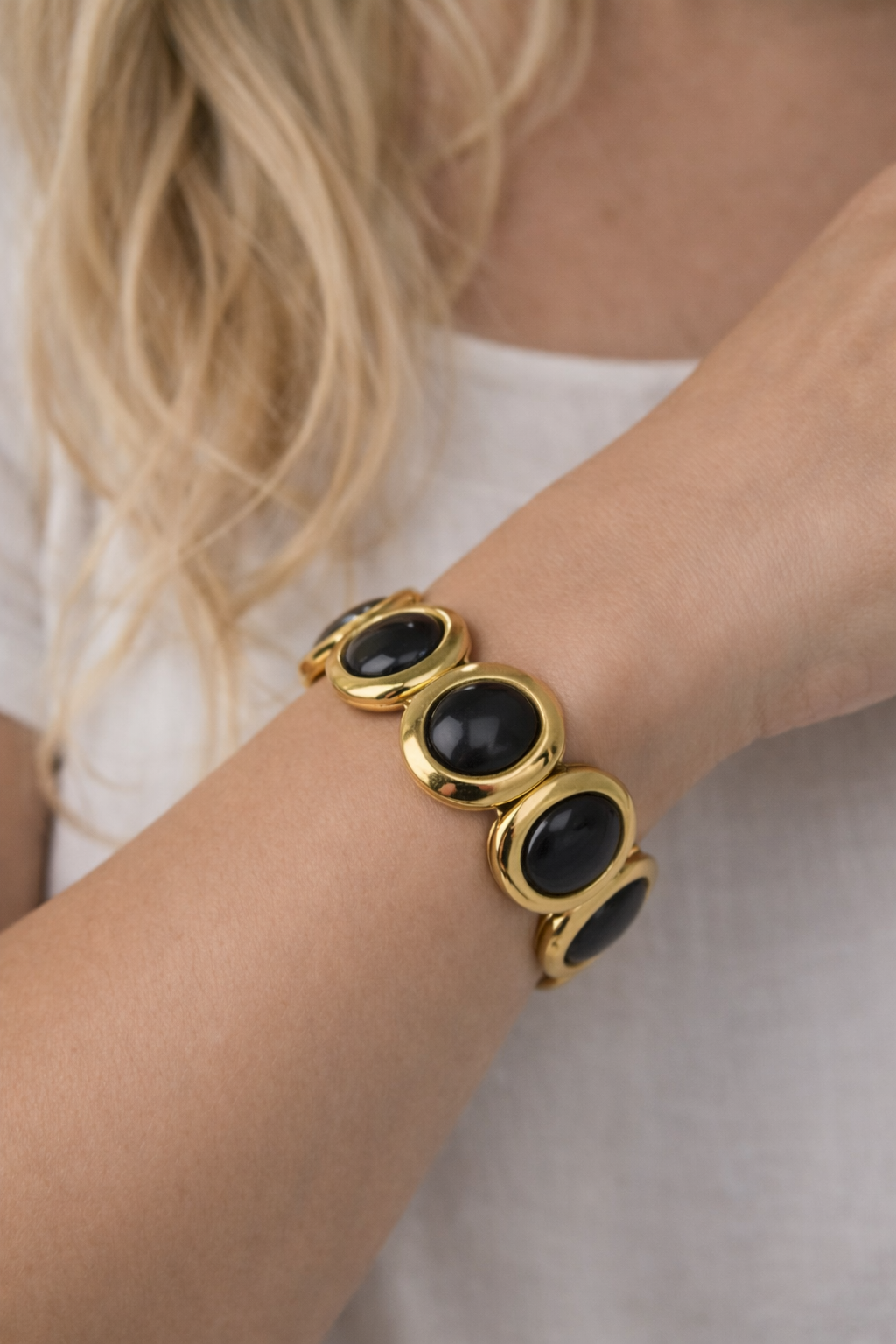 Bracelete Gold Oval com Pedras Pretas Maria Ísis