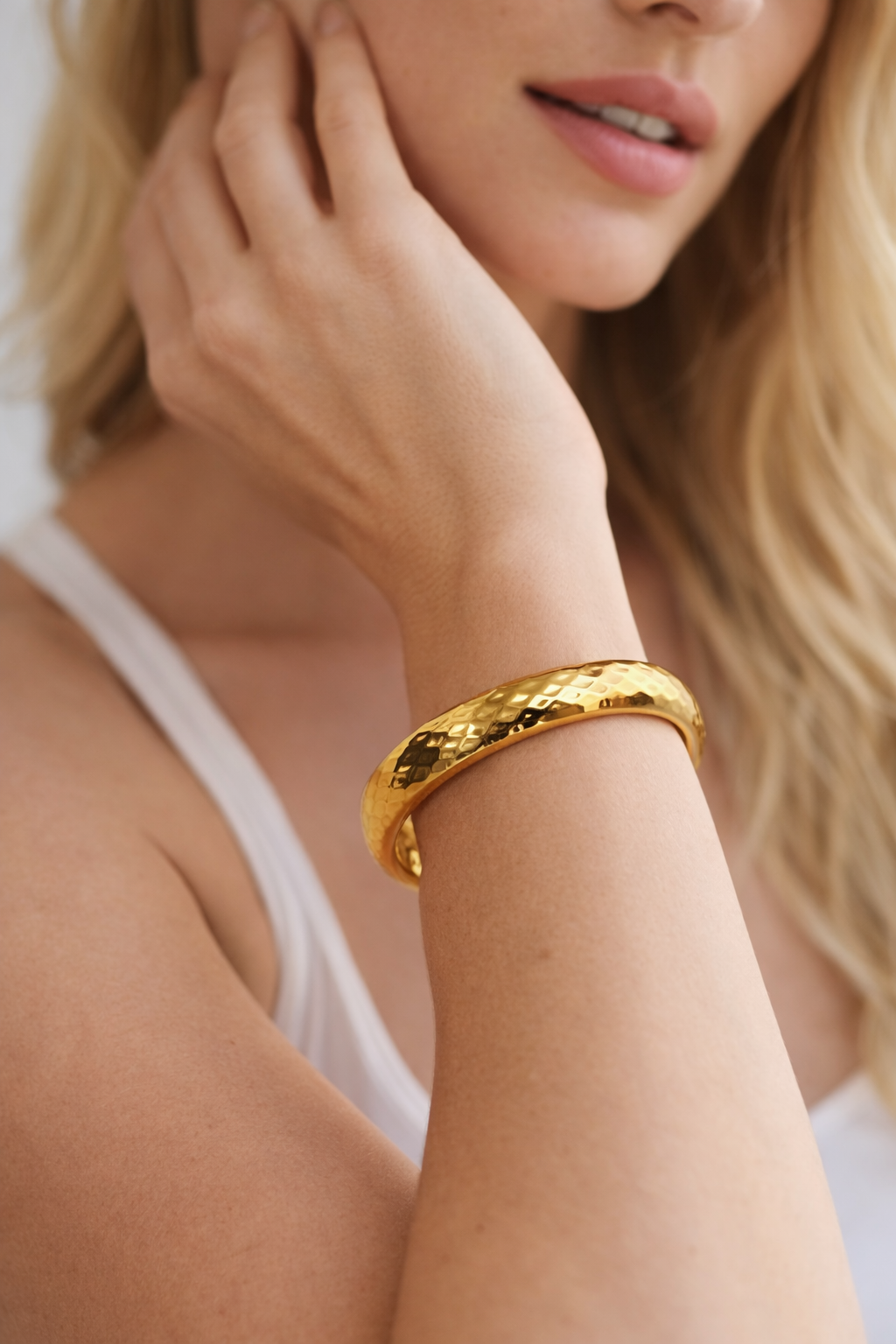 Bracelete Gold Minimalista Texturizado Maria Olívia